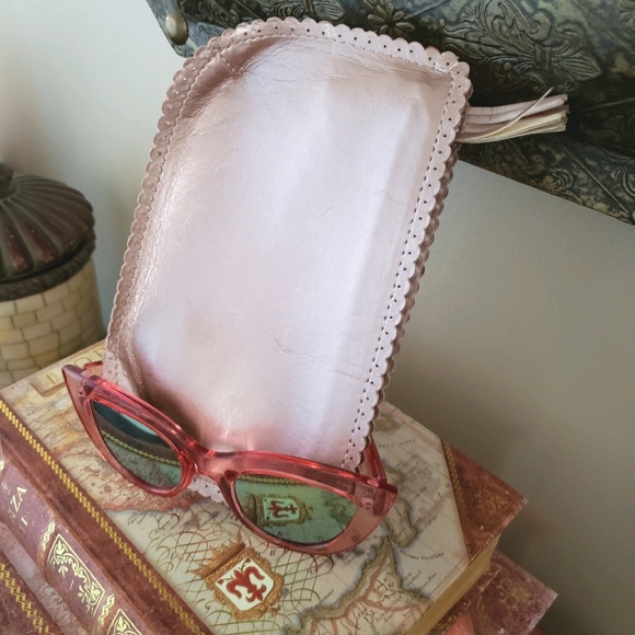 Cat's eye sunglasses with carrying pouch. - Picture 2 of 7